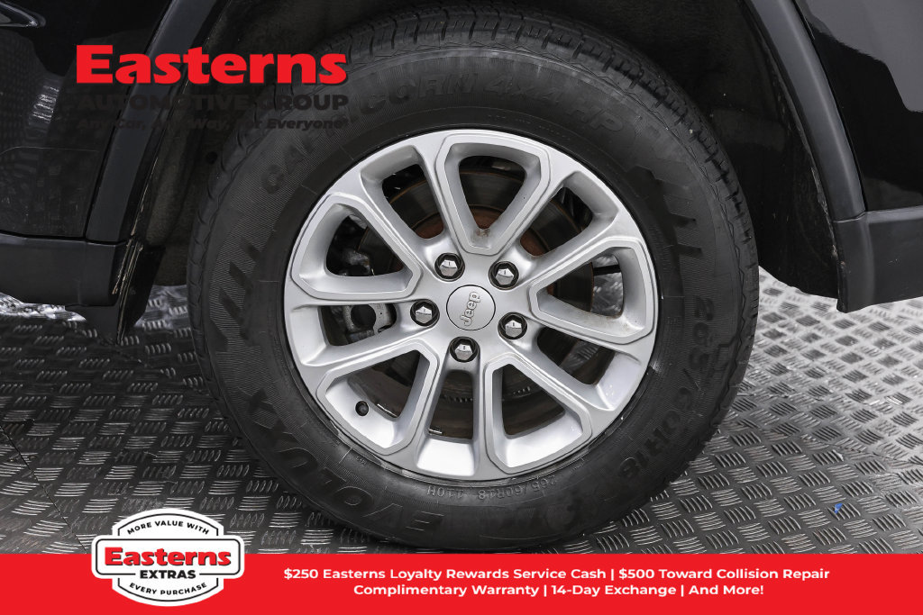 Used 2021 Jeep Grand Cherokee Laredo AWD/4WD image 35