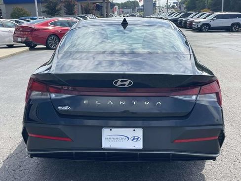 Certified 2025 Hyundai Elantra SE FWD image 8
