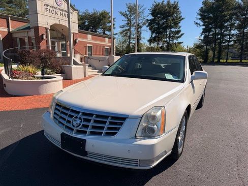 Used 2009 Cadillac DTS Luxury I w/ Sun And Navigation Package image 2