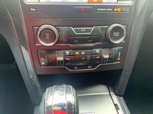 Used 2018 Ford Explorer XLT w/ Equipment Group 202A AWD/4WD image 32
