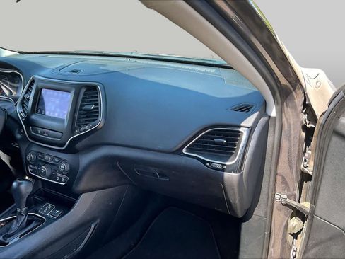 Used 2019 Jeep Cherokee Latitude Plus FWD image 18