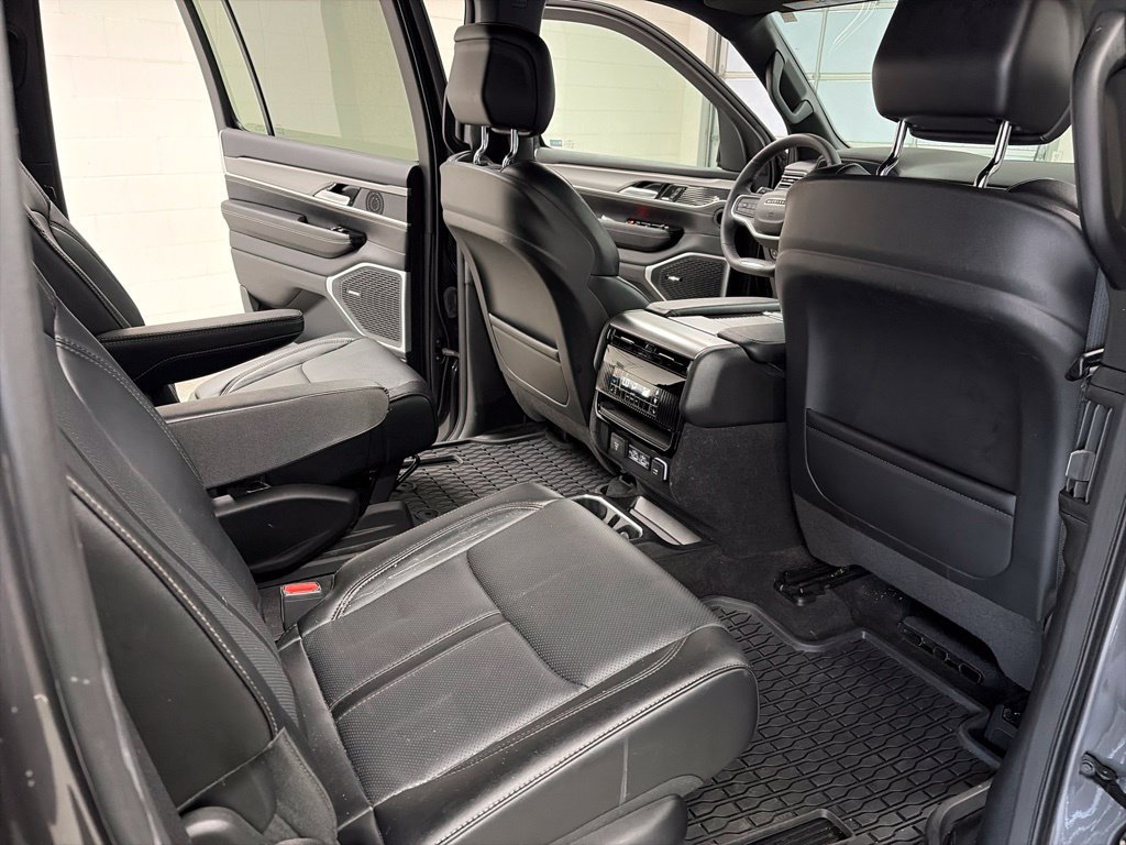 Used 2024 Jeep Wagoneer Series II AWD/4WD image 9