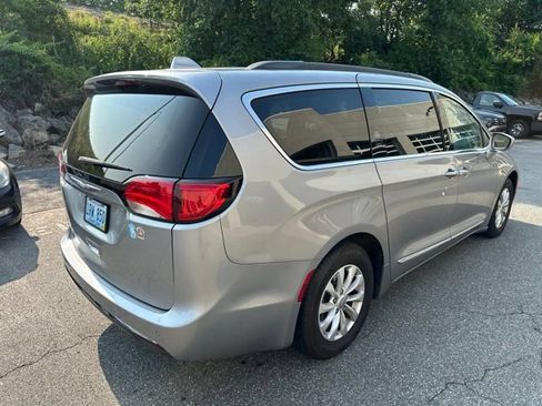 Used 2017 Chrysler Pacifica Touring-L FWD image 4