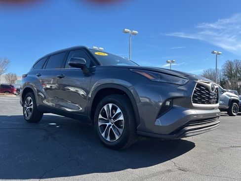 Used 2024 Toyota Highlander XLE image 3