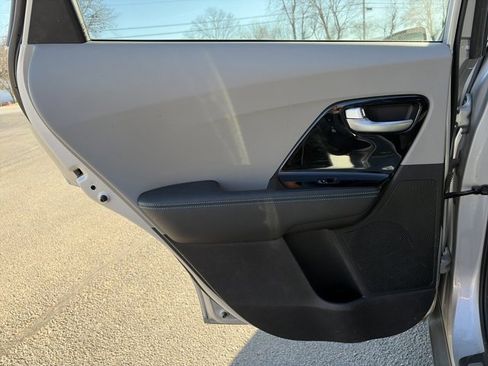 Used 2019 Kia Niro EX Premium image 7