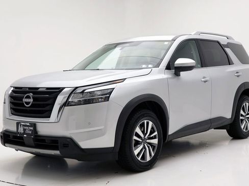 Used 2023 Nissan Pathfinder SL image 2