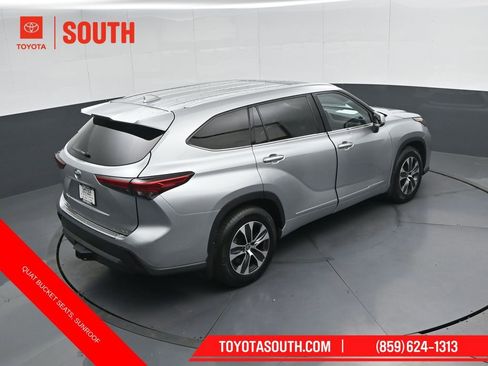 Used 2022 Toyota Highlander XLE AWD/4WD image 49