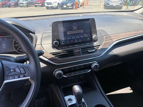 Used 2025 Nissan Altima 2.5 SV FWD image 17