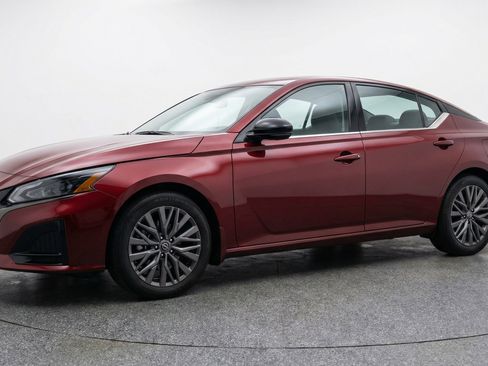Used 2025 Nissan Altima 2.5 SV FWD image 3