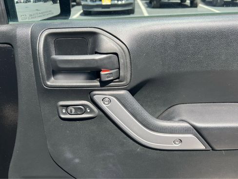 Used 2018 Jeep Wrangler Sahara w/ Connectivity Group image 19