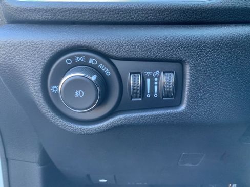 Used 2022 Chrysler Pacifica Limited w/ Uconnect Theater Family Group image 18