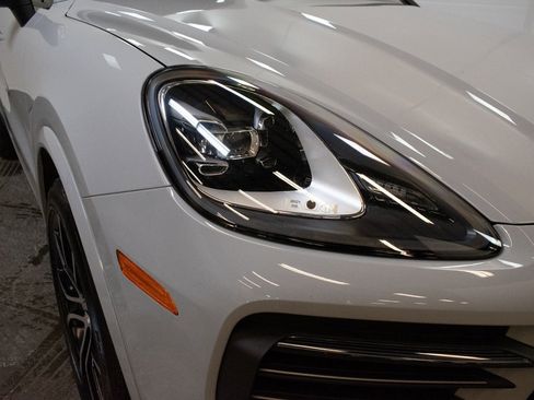 Certified 2023 Porsche Cayenne Platinum Edition image 12
