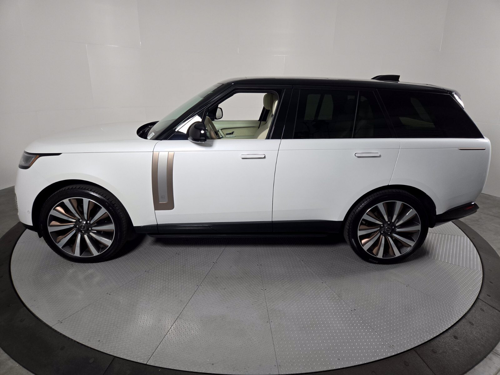 Used 2025 Land Rover Range Rover SV AWD/4WD image 34