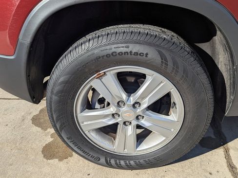 Used 2022 Chevrolet Trax LT w/ LT Convenience Package image 16