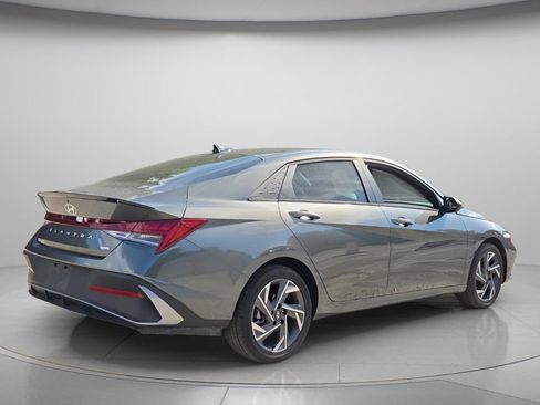 Used 2025 Hyundai Elantra SEL w/ Cargo Package FWD image 7