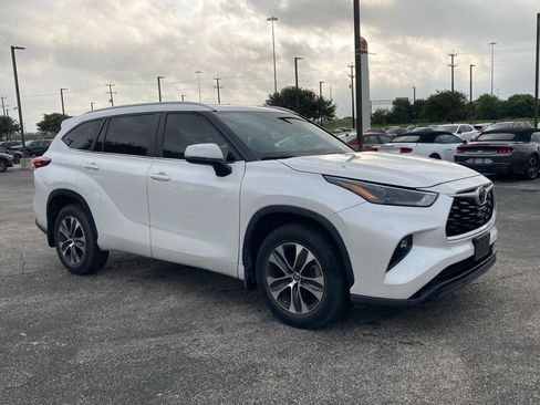 Used 2023 Toyota Highlander XLE FWD image 3