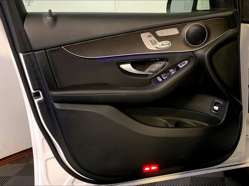 Used 2020 Mercedes-Benz GLC 300 4MATIC image 25