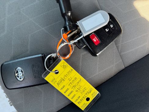 Used 2021 Toyota Tacoma TRD Off-Road w/ Technology Package image 33