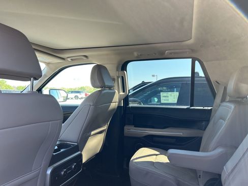 Used 2024 Ford Expedition Limited image 12