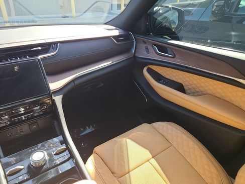 Used 2025 Jeep Grand Cherokee Summit image 3