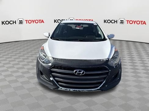 Used 2017 Hyundai Elantra GT image 2