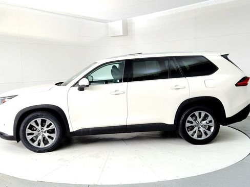 Used 2024 Toyota Grand Highlander AWD image 3
