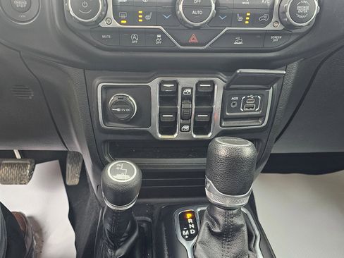 Used 2021 Jeep Gladiator Willys image 25