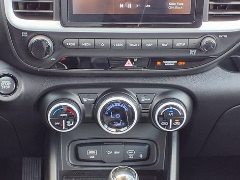 Used 2025 Hyundai Venue Limited FWD image 15