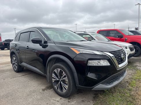 Used 2021 Nissan Rogue SV image 3