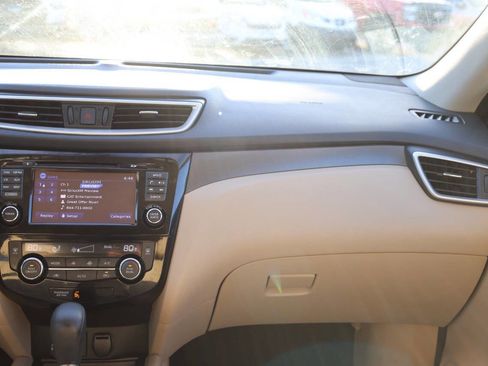 Used 2016 Nissan Rogue SV w/ SV Premium Package image 24