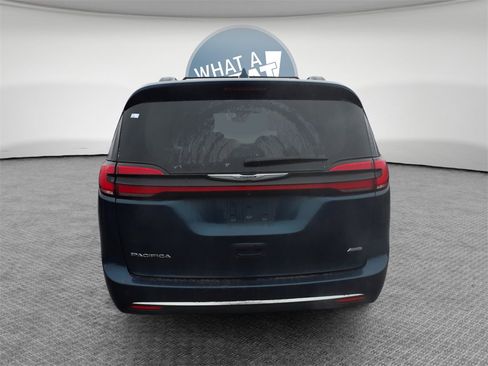 Used 2022 Chrysler Pacifica Touring-L w/ Uconnect Theater Family Group image 5