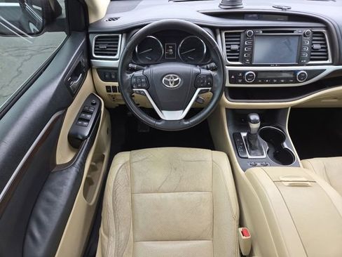Used 2014 Toyota Highlander Limited w/ Driver Technology Package image 32
