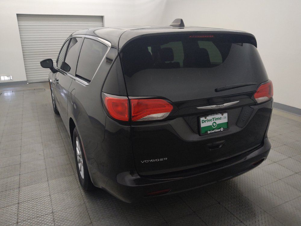 Used 2022 Chrysler Voyager LX FWD image 6