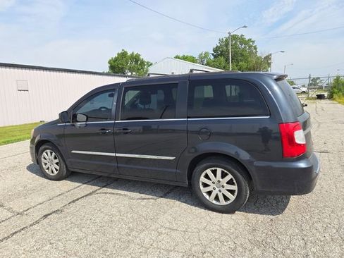 Used 2014 Chrysler Town & Country Touring FWD image 9