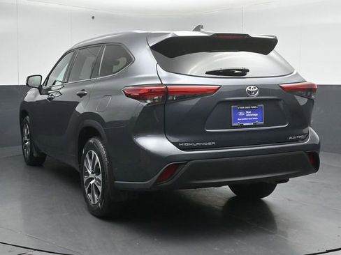 Used 2021 Toyota Highlander XLE AWD/4WD image 6