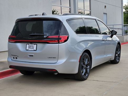 New 2026 Chrysler Pacifica Limited image 3