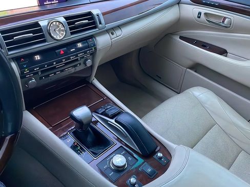 Used 2016 Lexus LS 460 w/ Comfort Package RWD image 29