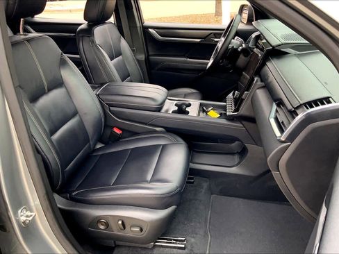 Used 2024 GMC Acadia Elevation w/ Luxury Package image 9