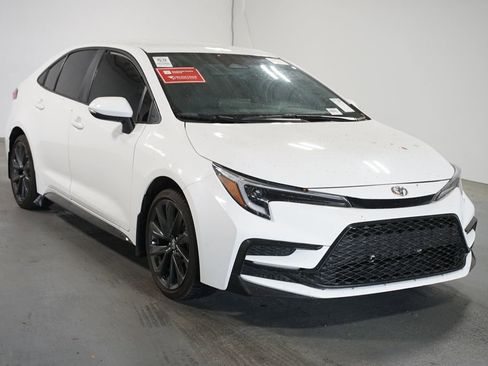 Used 2024 Toyota Corolla SE image 3