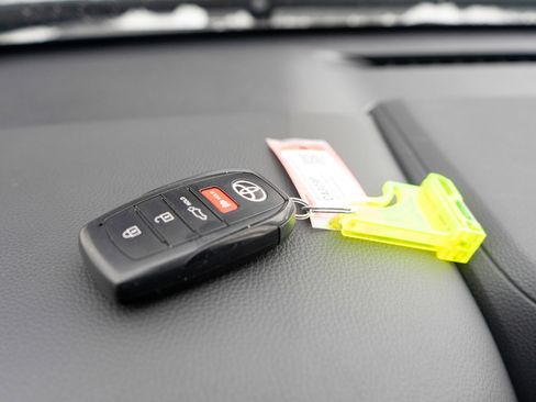 Used 2025 Toyota Highlander XLE image 31