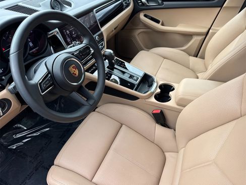 Used 2025 Porsche Macan image 4