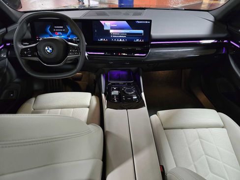 Used 2024 BMW 530i xDrive w/ Convenience Package image 18