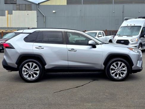 Used 2019 Toyota RAV4 Limited image 8