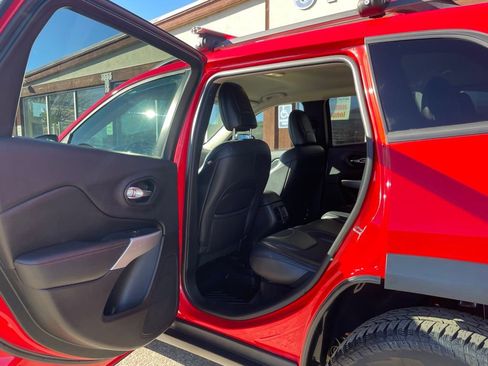 Used 2017 Jeep Cherokee Trailhawk w/ Cold Weather Group image 15