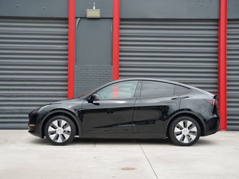 Used 2023 Tesla Model Y AWD image 8