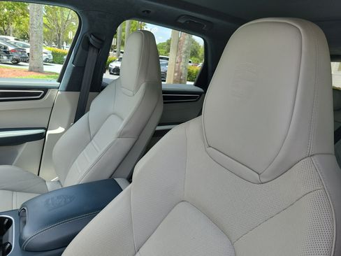 Used 2022 Porsche Cayenne Turbo AWD/4WD image 13