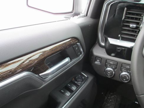 New 2026 GMC Sierra 1500 SLE image 14