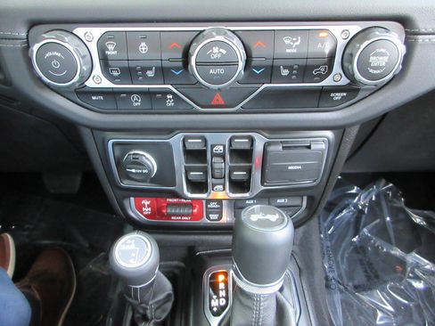 Used 2025 Jeep Wrangler Unlimited Rubicon w/ Convenience Group AWD/4WD image 44