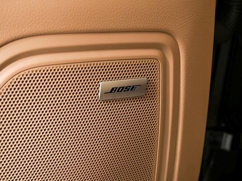 Certified 2025 Porsche Macan image 7