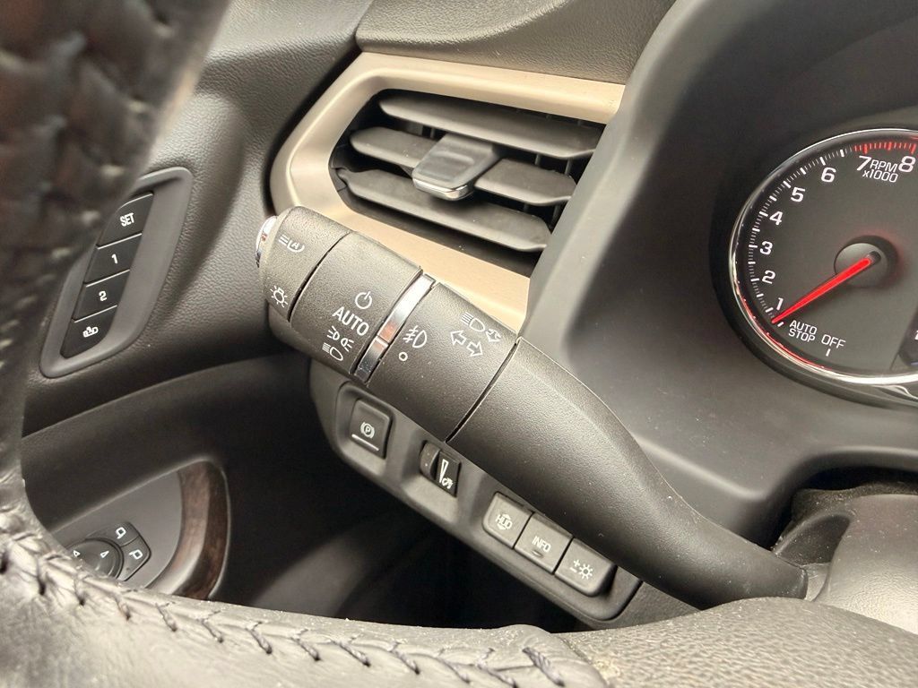 Used 2021 GMC Acadia Denali w/ Denali Technology Package FWD image 17